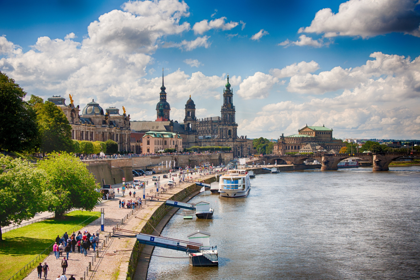 Die Elbe und die Brühlsche Terrasse mit der Semperoper im Hintergrund, Kurtz Detektei Dresden