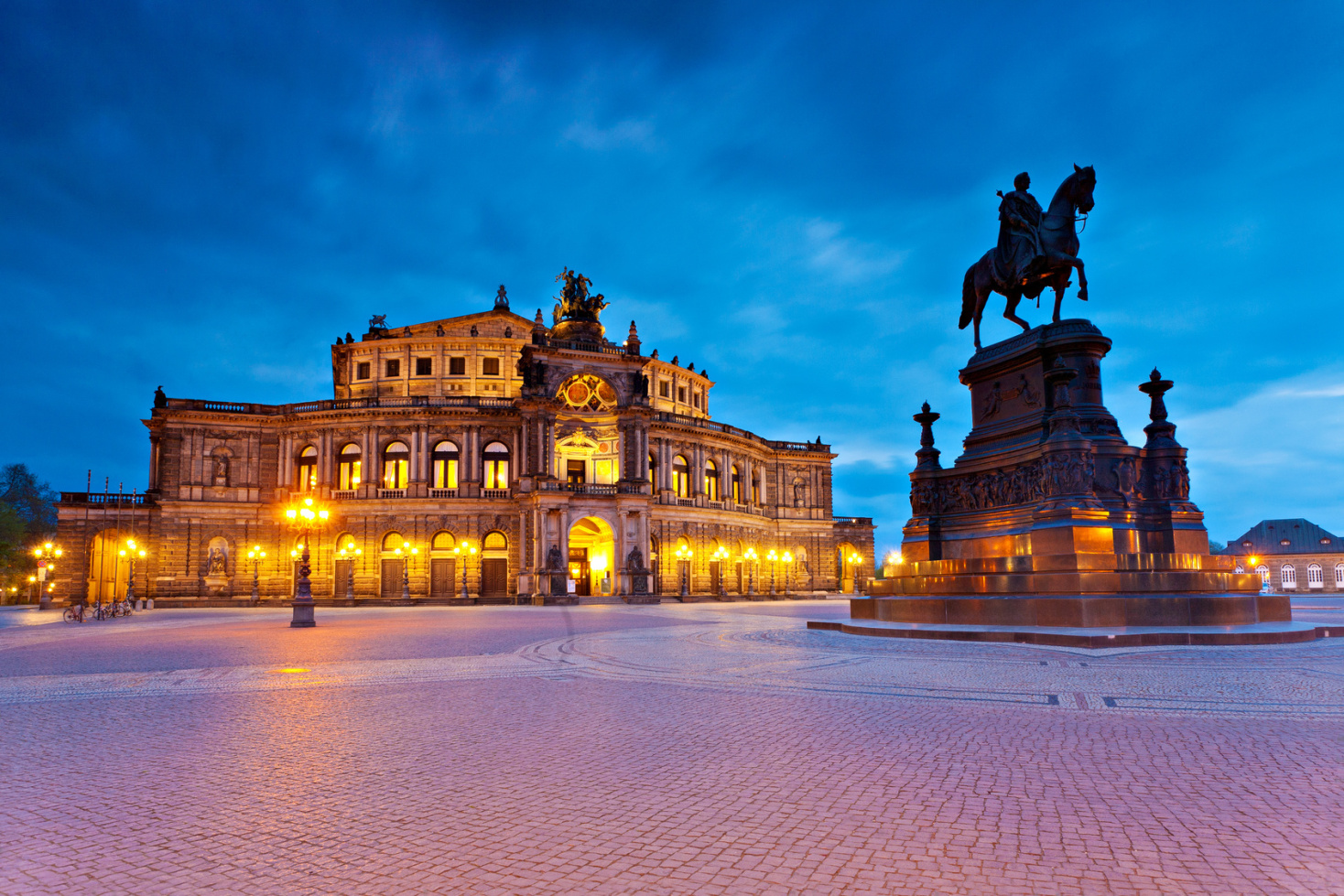 Ein Blick auf die Semperoper in der Abenddämmerung, Kurtz Detektei Dresden