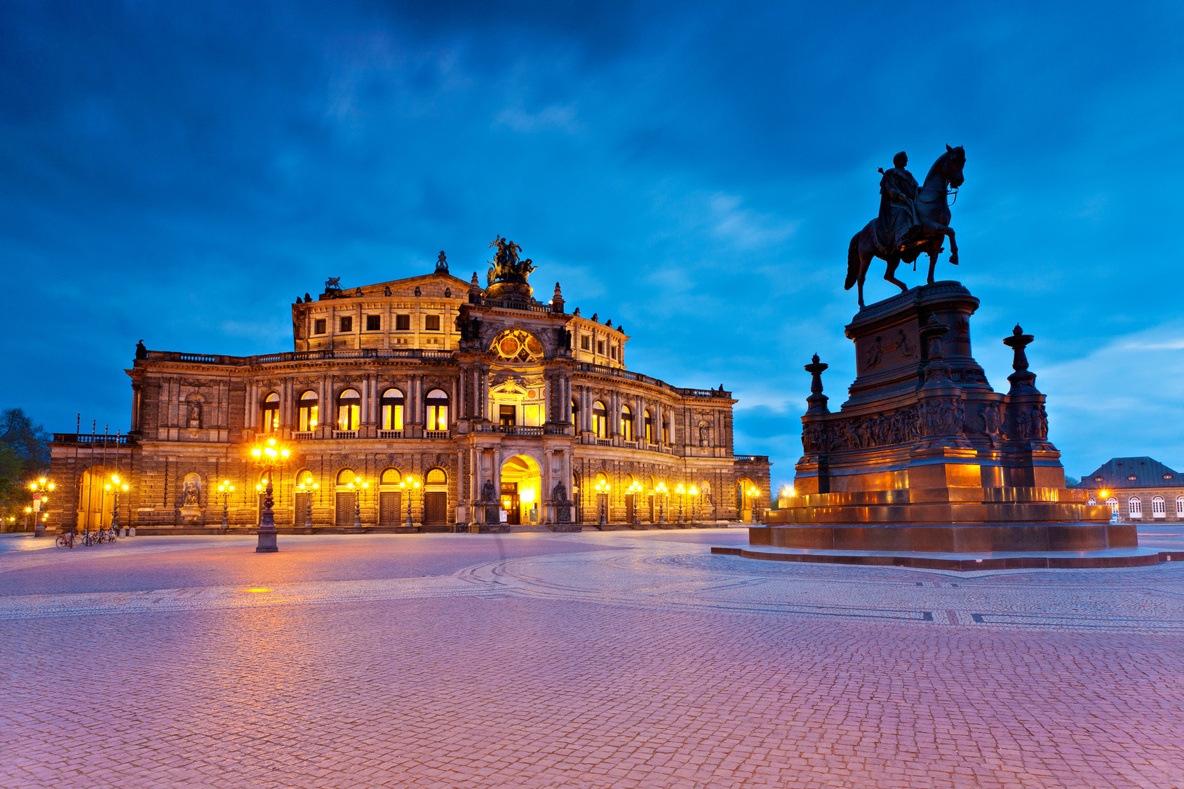 Ein Blick auf die Semperoper in der Abenddämmerung, Kurtz Detektei Dresden, Privatdetektei Dresden, Privatermittler Dresden, Wirtschaftsdetektiv Dresden