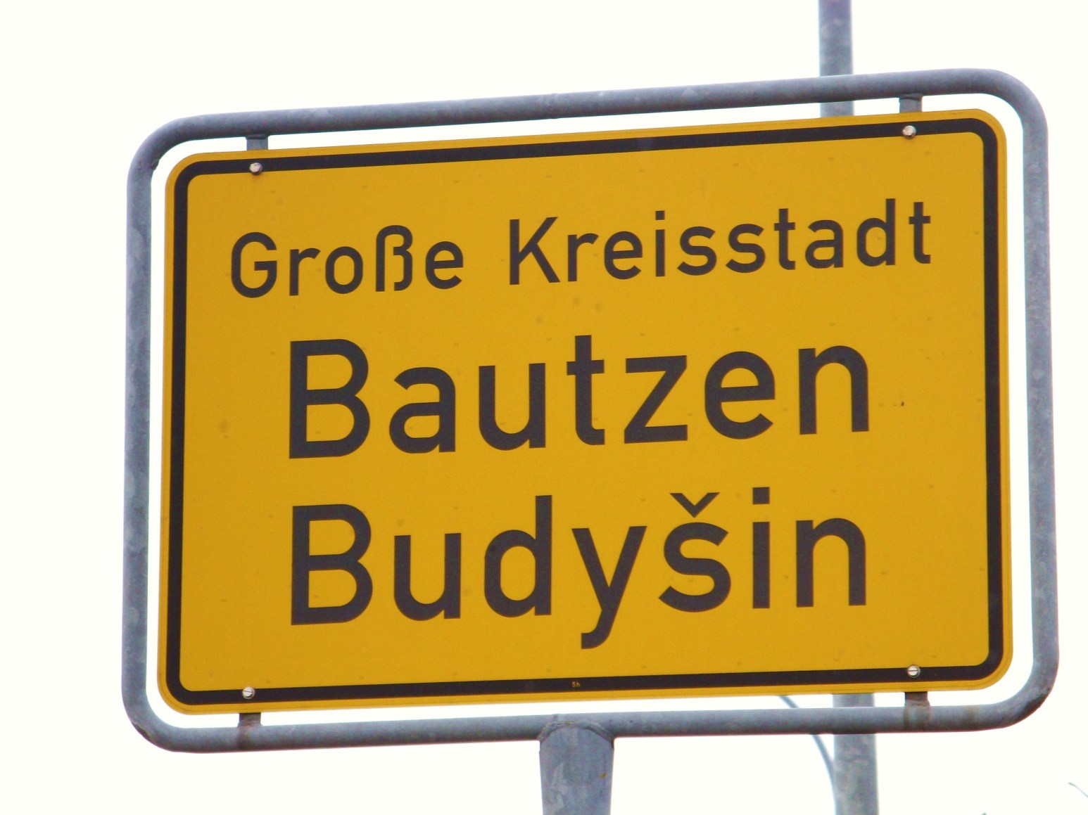 das zweisprachige Ortsschild von Bautzen: Bautzen-Budysin; Kurtz Detektei Dresden